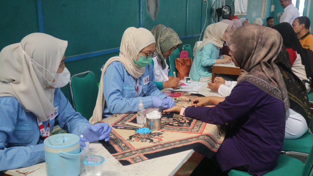 Pengobatan Gratis PMI Banjarnegara diserbu Warga